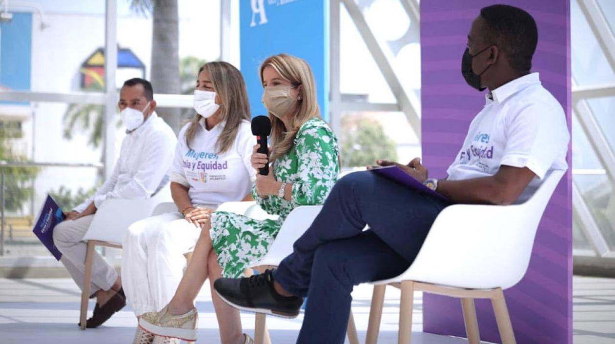 La Gobernadora Elsa Noguera presidiendo las mesas de trabajo.
