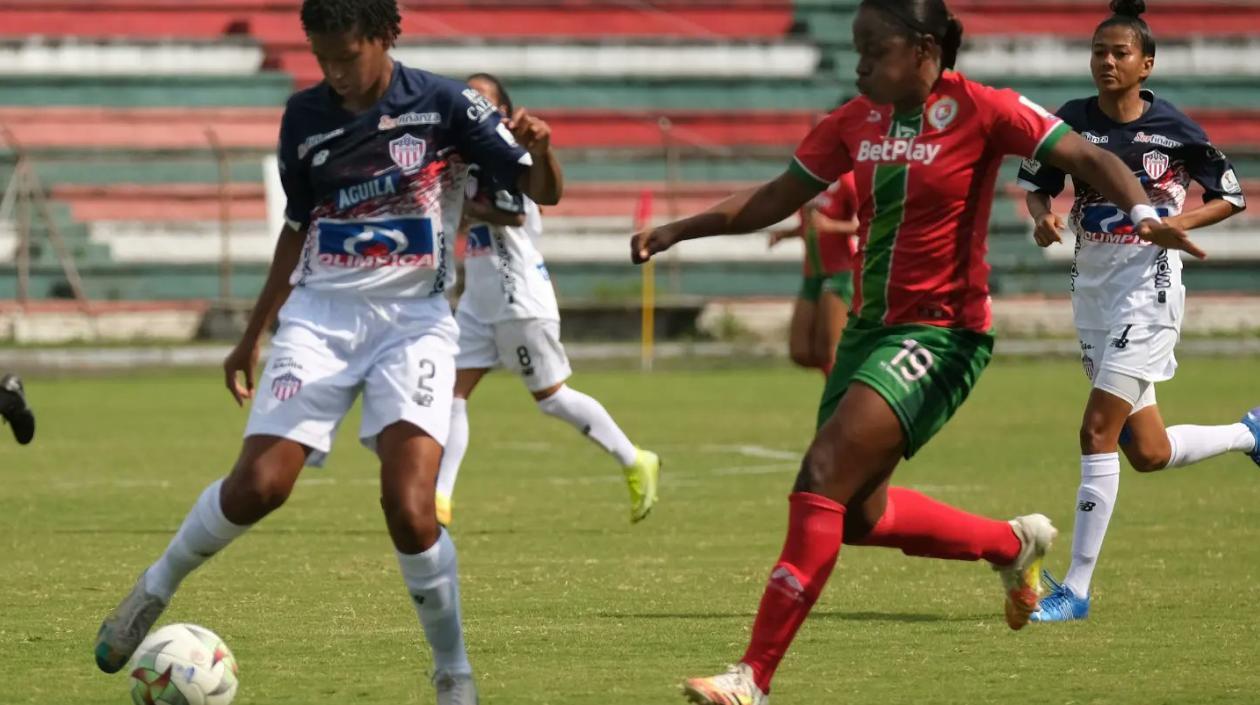 Melissa Morales del Junior lleva el balón ante la marca de una rival.