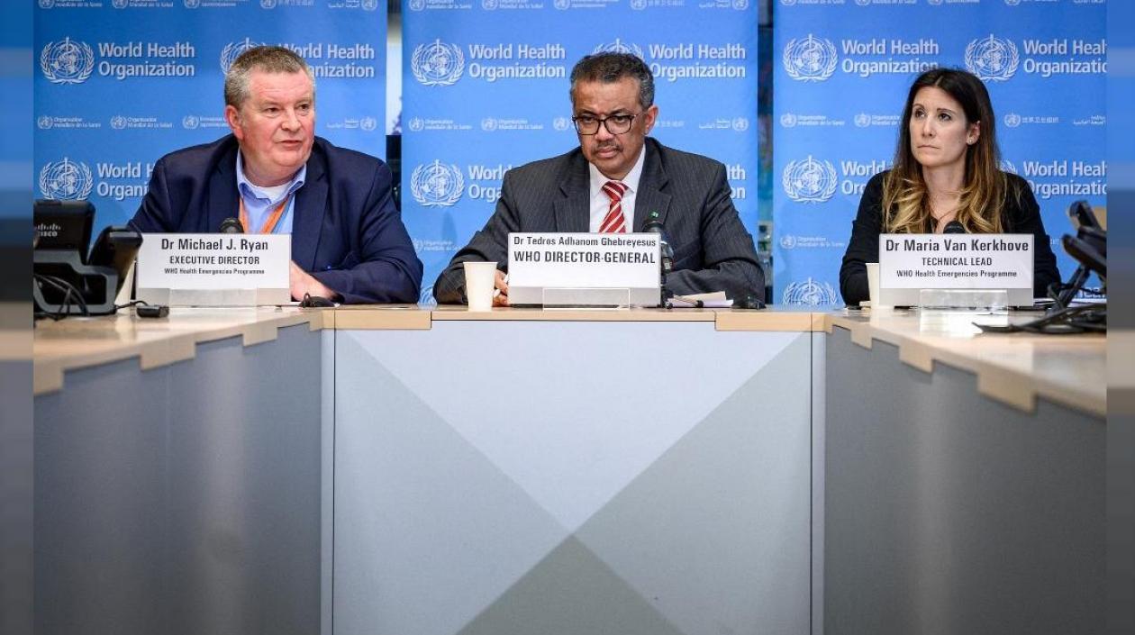 Directivos de la OMS, en una rueda de prensa.