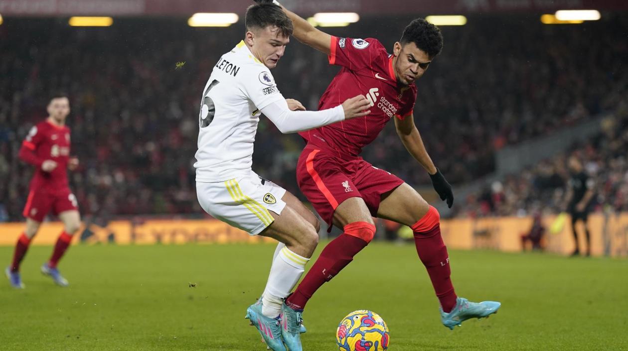 Luis Díaz enfrenta la marca de Jamie Shackleton.