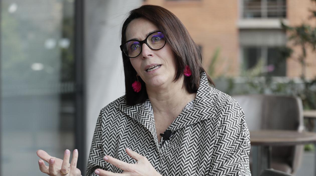 La coordinadora residente de ONU Mireia Villar mientras habla durante entrevista con Efe en Bogotá.