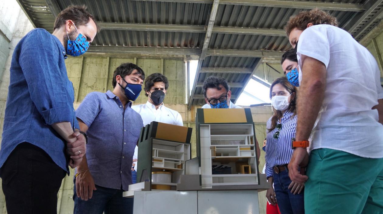 El Alcalde Jaime Pumarejo verificando lo existente en el Museo de Arte Moderno.