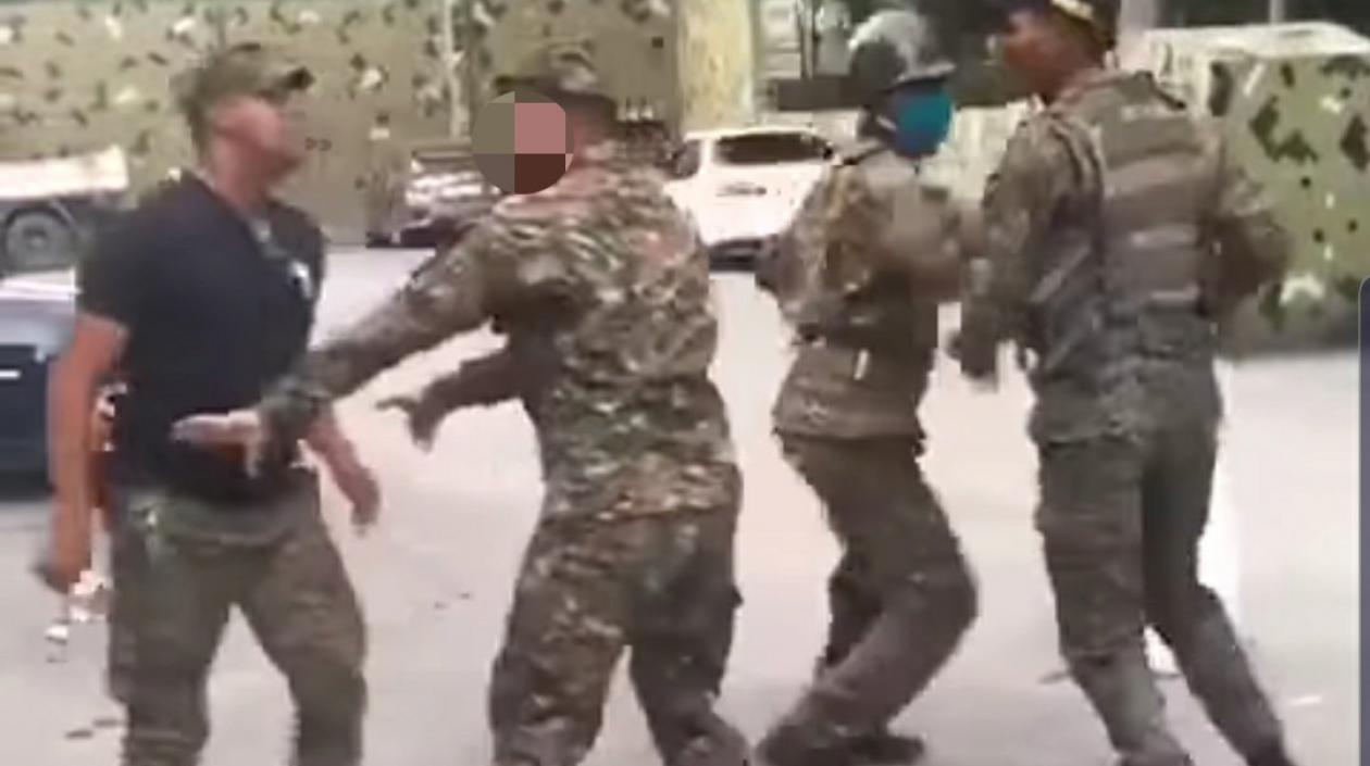 Gresca entre militares.