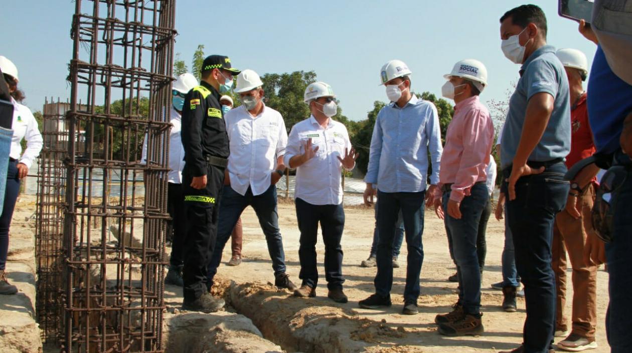 El alcalde Rodolfo Ucrós inspeccionando uno de los parques en construcción. 