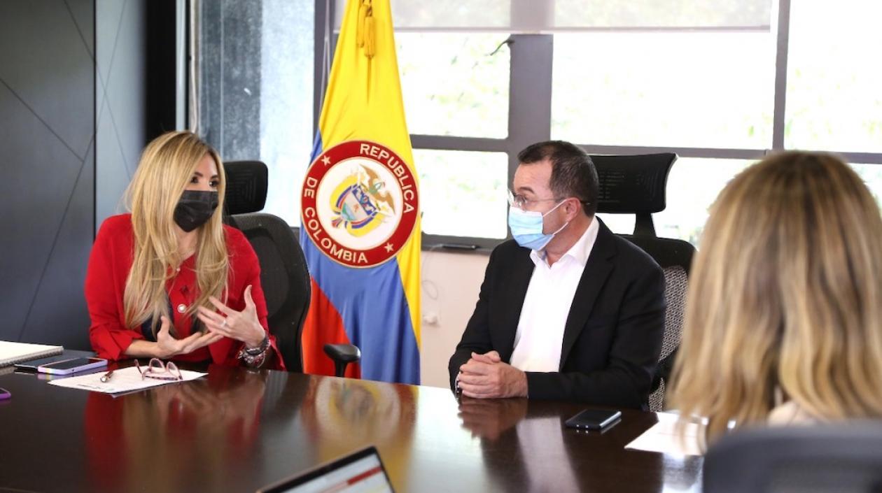 La Directora General IGAC, Ana María Aljure Reales y el Director del Sena, Carlos Mario Estrada Molina, durante la firma del convenio.