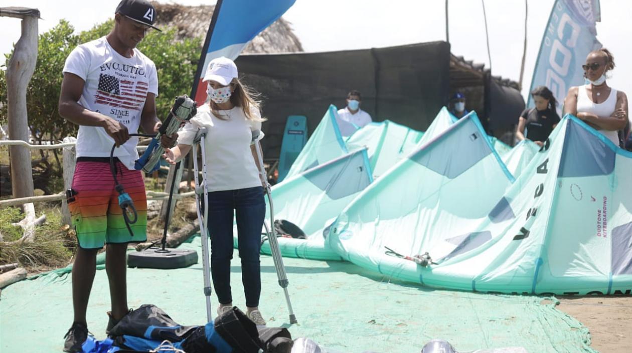 Duván Macías recibe la cometa de manos de Elsa Noguera. 