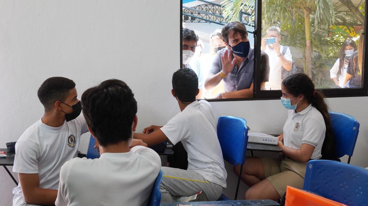 El alcalde Jaime Pumarejo saluda a los niños del colegio Alexander Von Humboldt. 