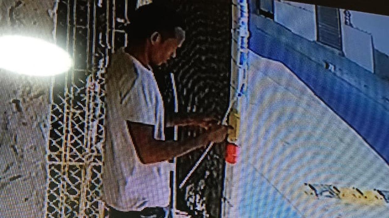 Manuel al quedar grabado en una cámara de seguridad comprando en horas de la mañana un zuncho similar al que tenía Rosa en su cuello. 