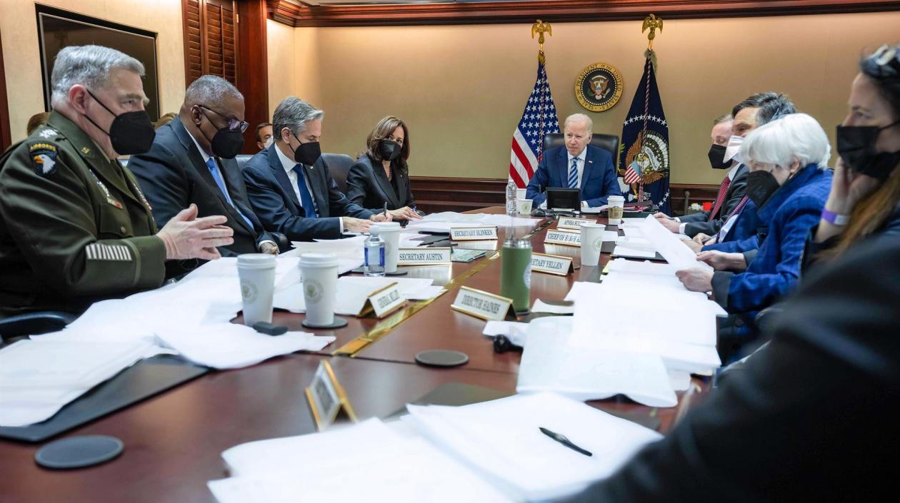 El presidente de Estados Unidos, Joe Biden (c), en el Consejo de Seguridad Nacional.