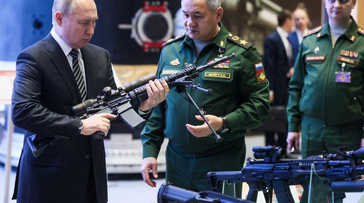 Vladimir Putin inspecciona algunas armas del ejército. 