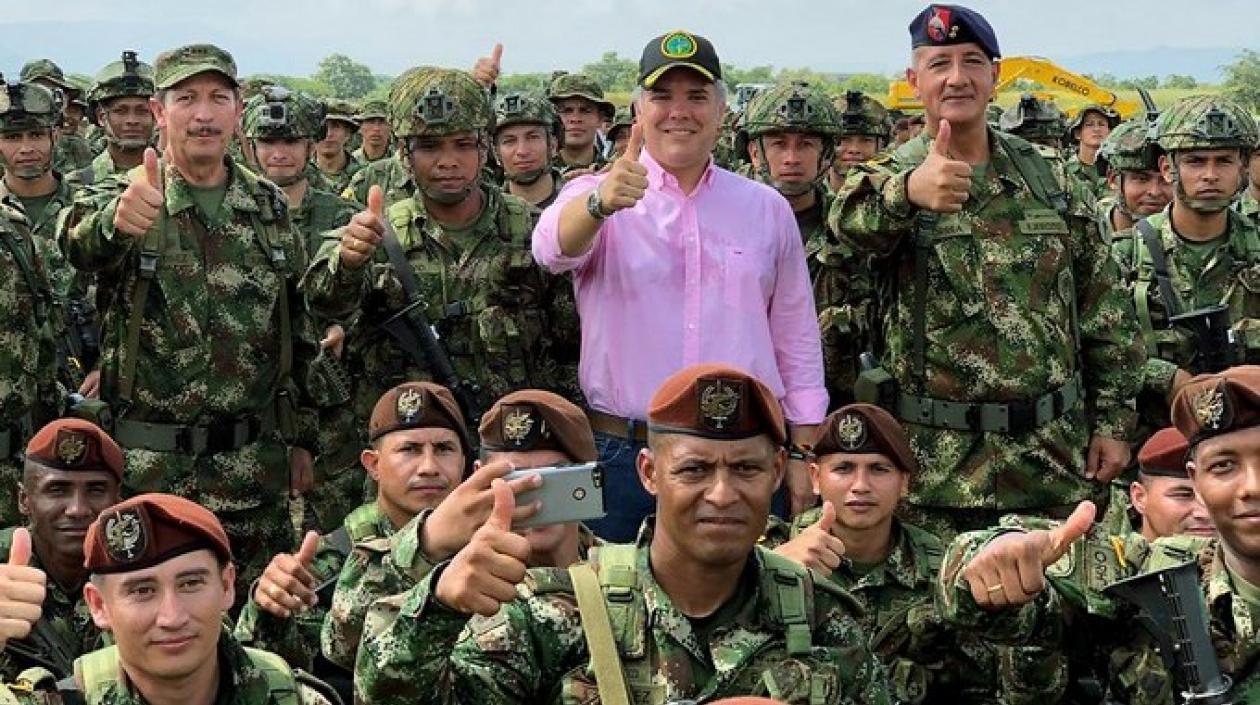 Presidente Duque con la fuerza pública.