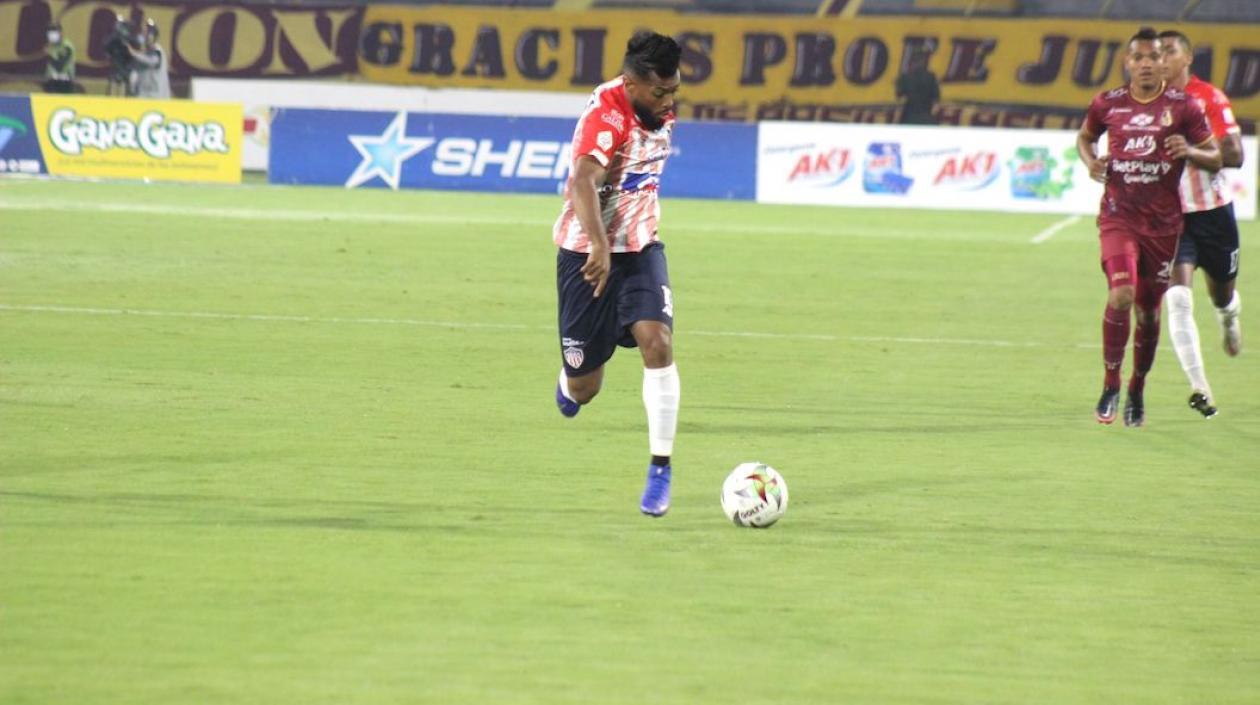 Luis 'Cariaco' González se dispone a rematar en una acción del partido.