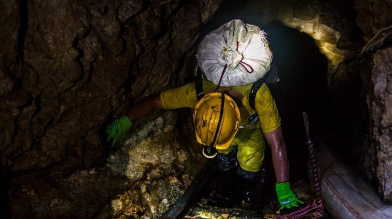El equipo de Salvamento Minero de Nobsa, Policía Nacional y Bomberos iniciarpn labores de rescate.