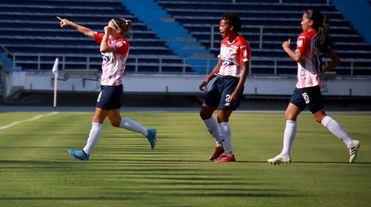 Daniela Montoya celebra uno de sus goles. 