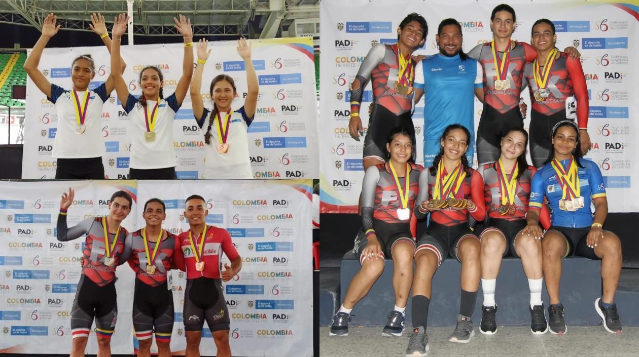 Corredores del Atlántico enseñando su cosecha de medallas. 