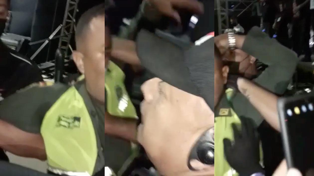 El patrullero tras ser retenido por el personal de logística del concierto. 