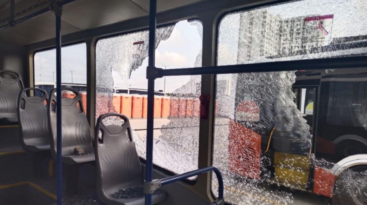 Buses apedreados y estaciones vandalizadas.