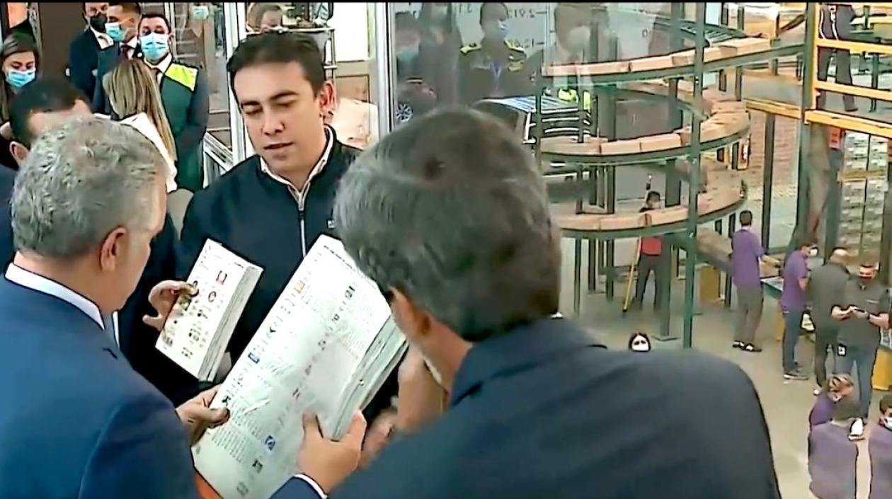 El Presidente y el Registrador, durante la supervisión a las bodegas electorales.