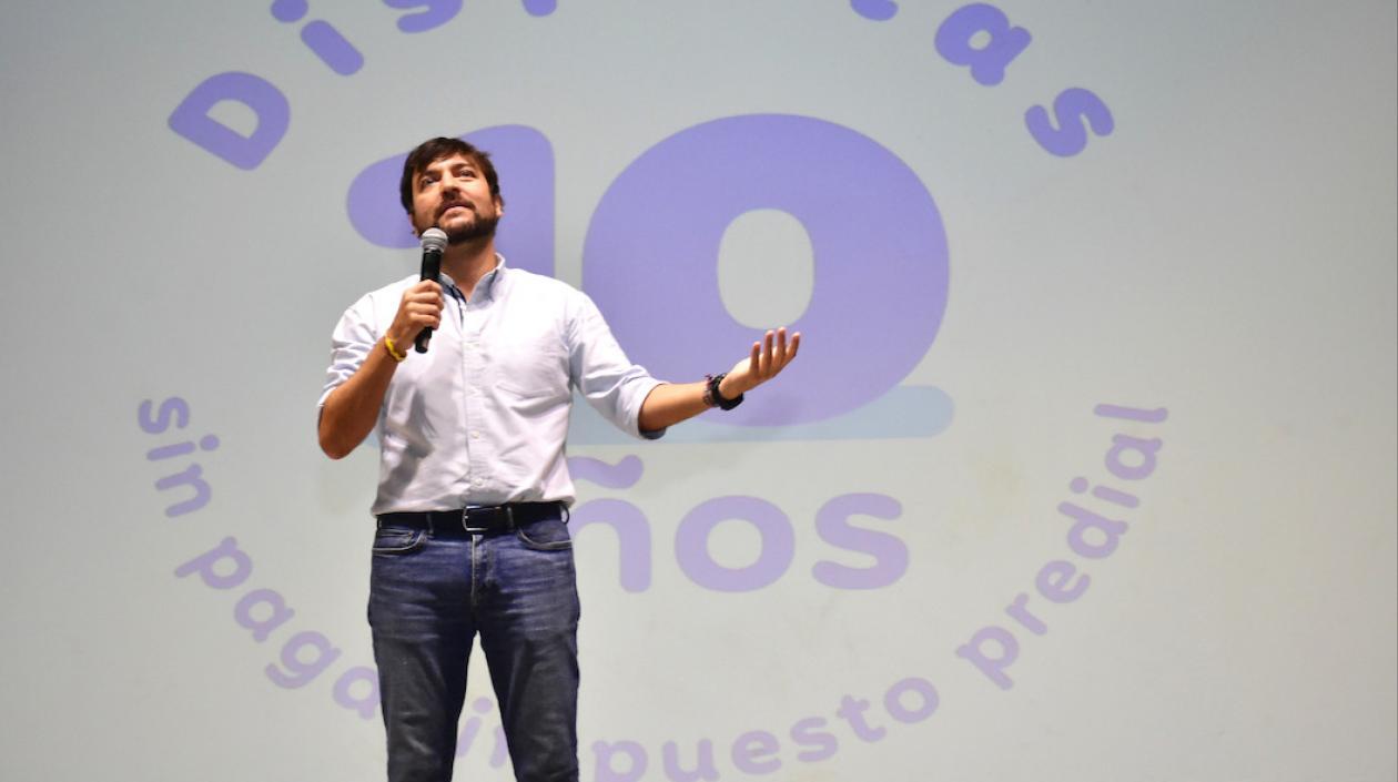 El Alcalde Jaime Pumarejo explicando los beneficios.