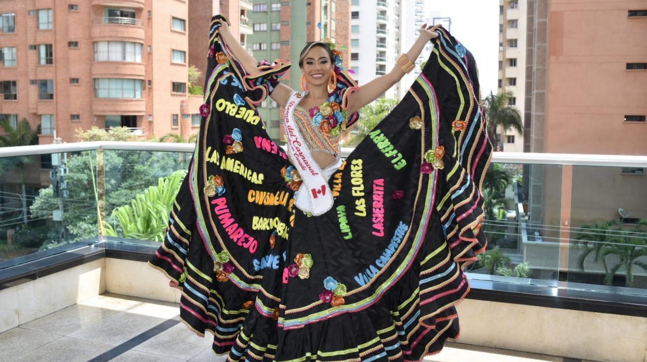 Paula Bernal con un diseño de Joseph Porras, en el que se mencionan los nombres de los barrios de Barranquilla.
