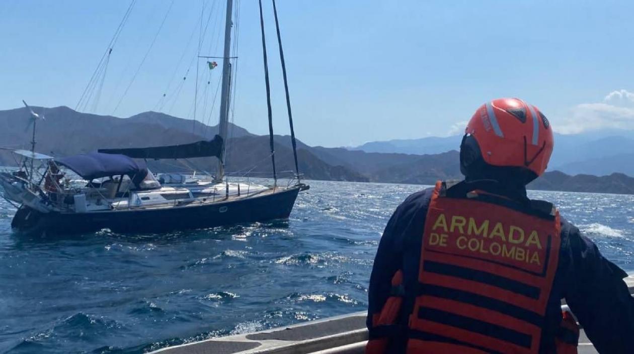 Imagen del bote y los tripulantes rescatados.
