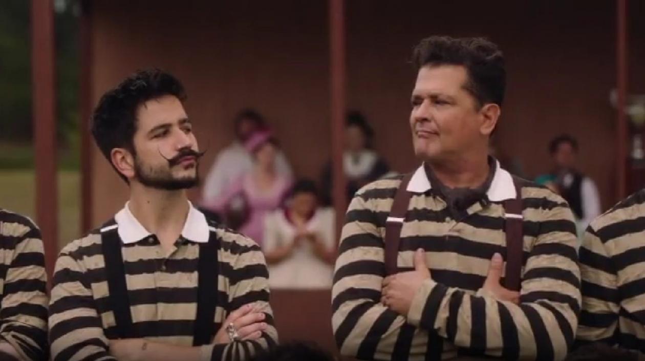 Carlos Vives y Camilo aparecen en el video como jugadores de fútbol del equipo Gaira F.C. 