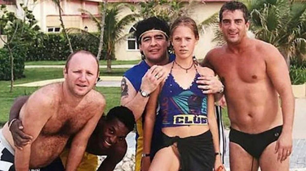 Mavys Álvarez y Diego Maradona junto con otros amigos del astro. 