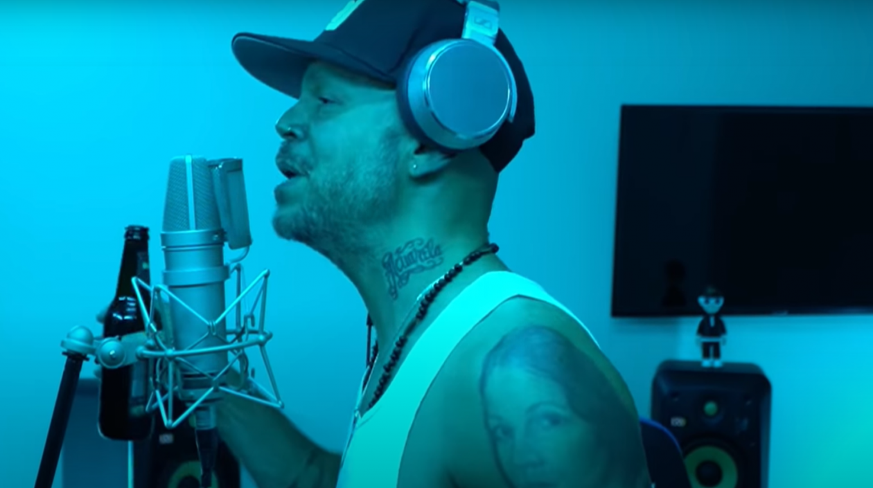Residente en el video en el que rapea de J Balvin.