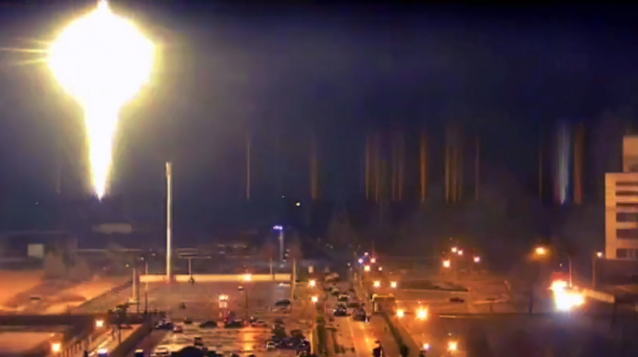 Imagen del ataque a la central nuclear ucraniana de Zaporiyia.
