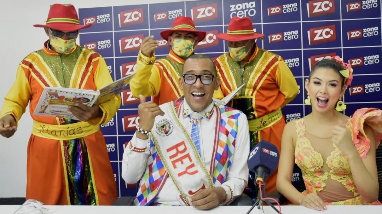 Los Reyes del Carnaval de Barranquilla 2022, Kevin Torres y Valeria Charris, son acompañados por Gaby y sus rezanderos durante su visita a Zona Cero.