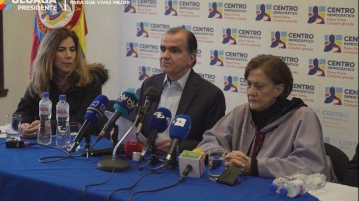 A la izquierda de Óscar Iván Zuluaga, Alicia Eugenia Silva.