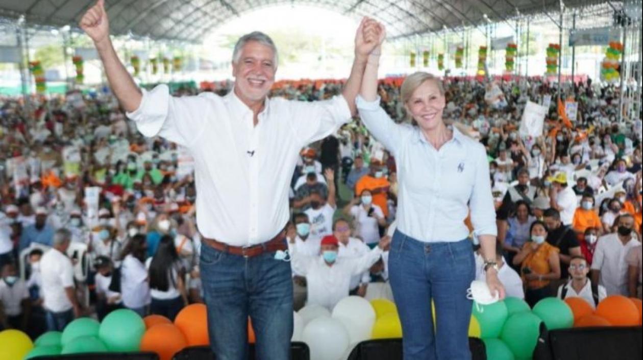 Enrique Peñalosa y Dilian Francisco en un acto proselitista.
