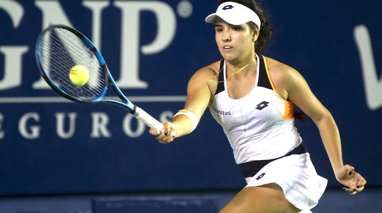 Camila Osorio en acción ante la canadiense Leylah Fernández.