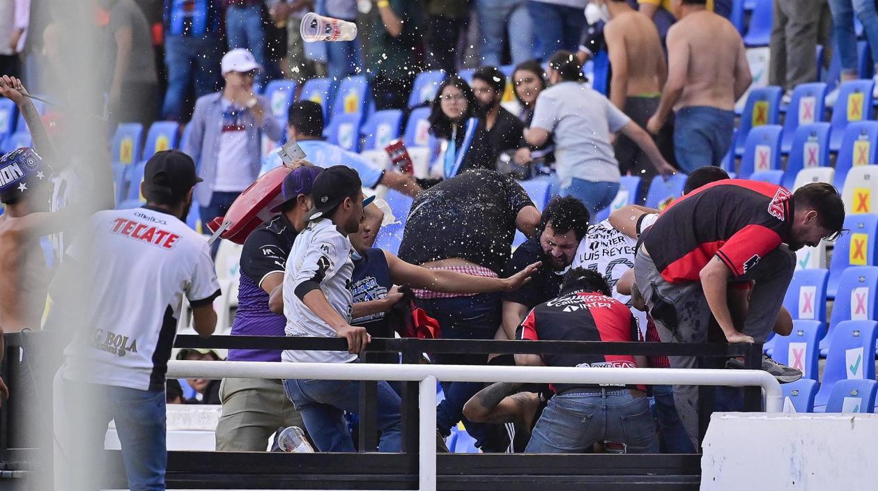 Momentos de violencia en el duelo Querétaro-Atlas.