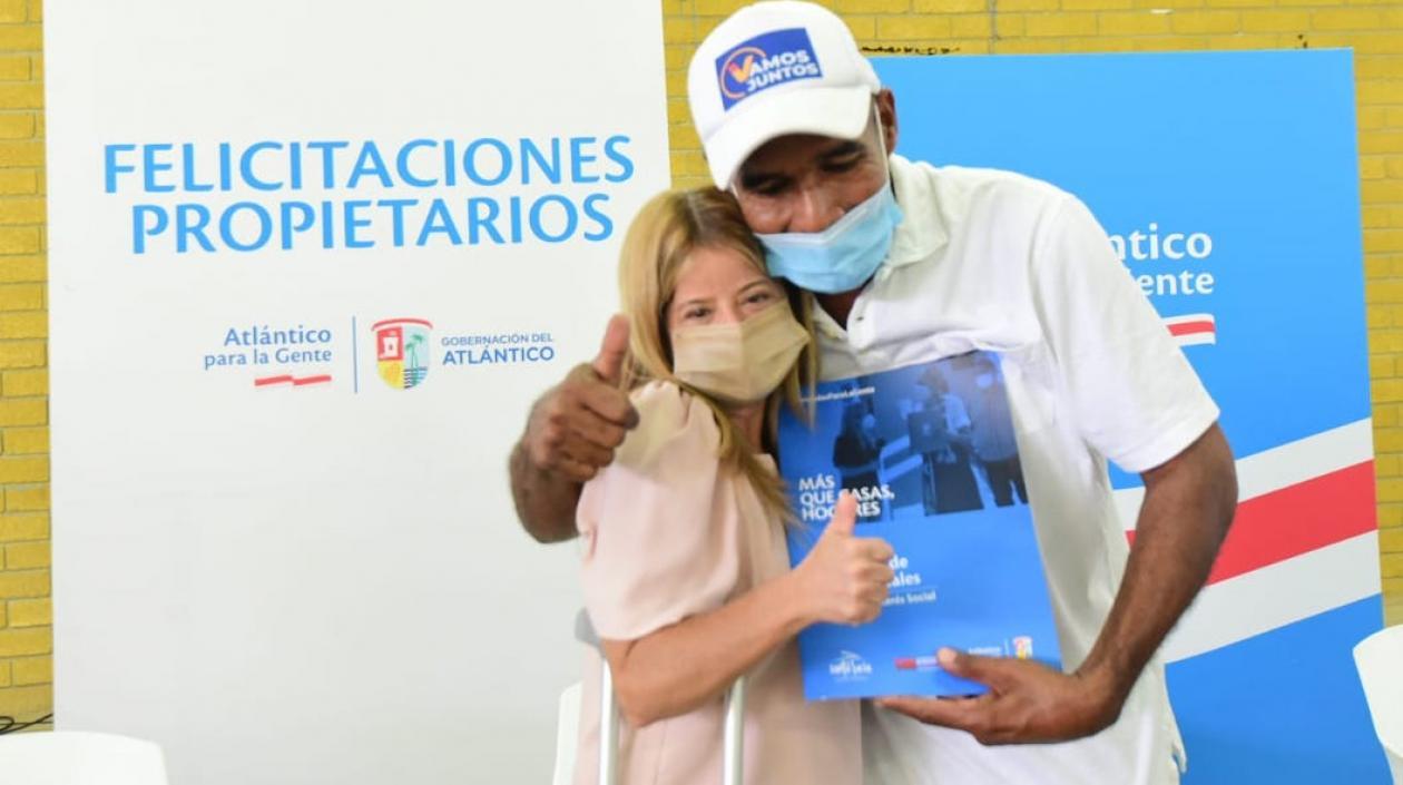 La Gobernadora Elsa Noguera presidiendo la entrega de títulos.