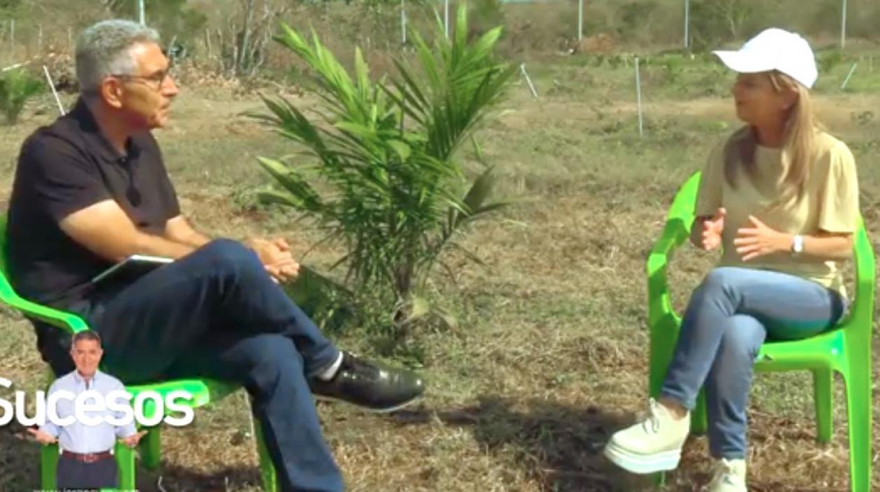 El periodista Jorge Cura con la Gobernadora Elsa Noguera en Repelón.