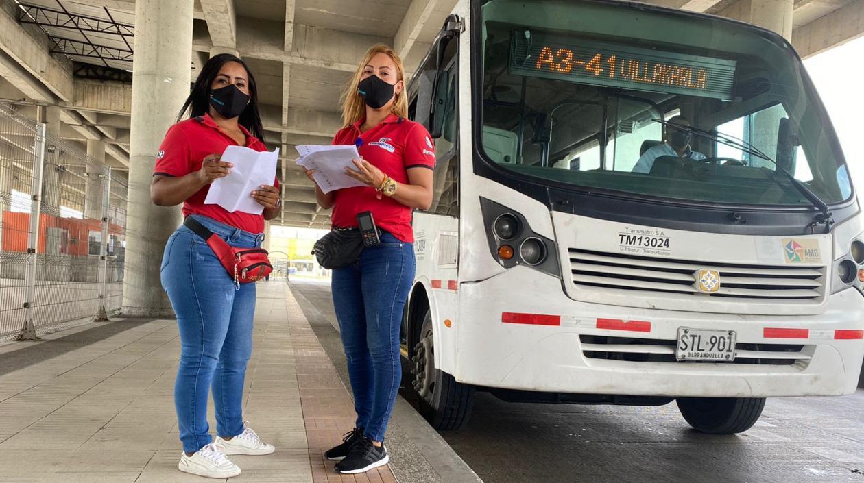 Mónica Vargas y Yirley Cantillo, despachadoras de Transmetro