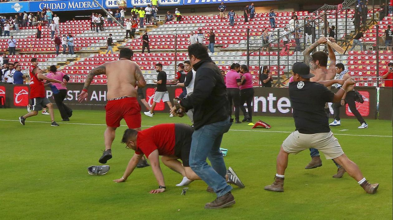 Instantes de la pelea en la cacha del Querétaro. 