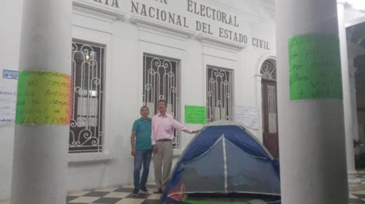 En una carpa protestan frente a Registraduría.