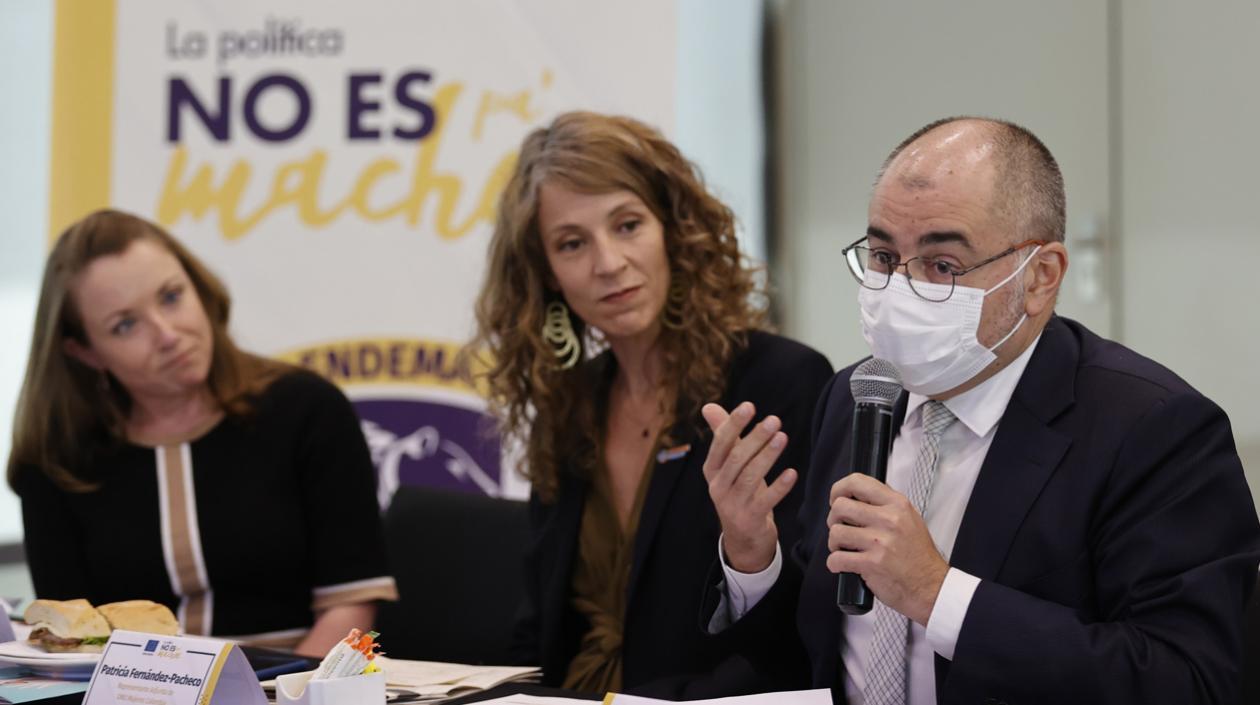 El embajador de la Unión Europea (UE) en Colombia, Gilles Bertrand (d), habla junto a la embajadora de Irlanda, Fiona Nic Dhonnacha (i), y la representante Adjunta de ONU Mujeres, Patricia Fernández-Pacheco (c).