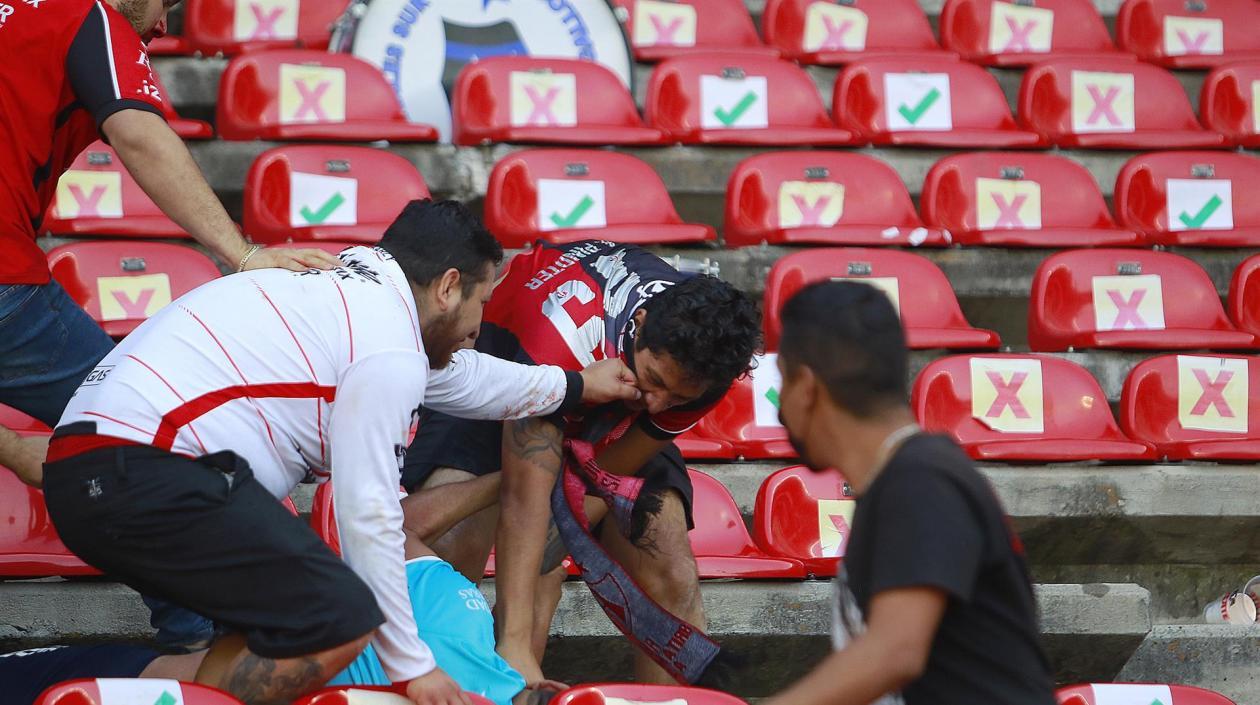 Momentos de la trifulca entre hinchas. 