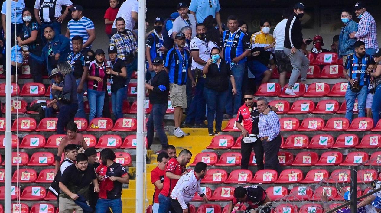 Momentos de la trifulca entre hinchas. 