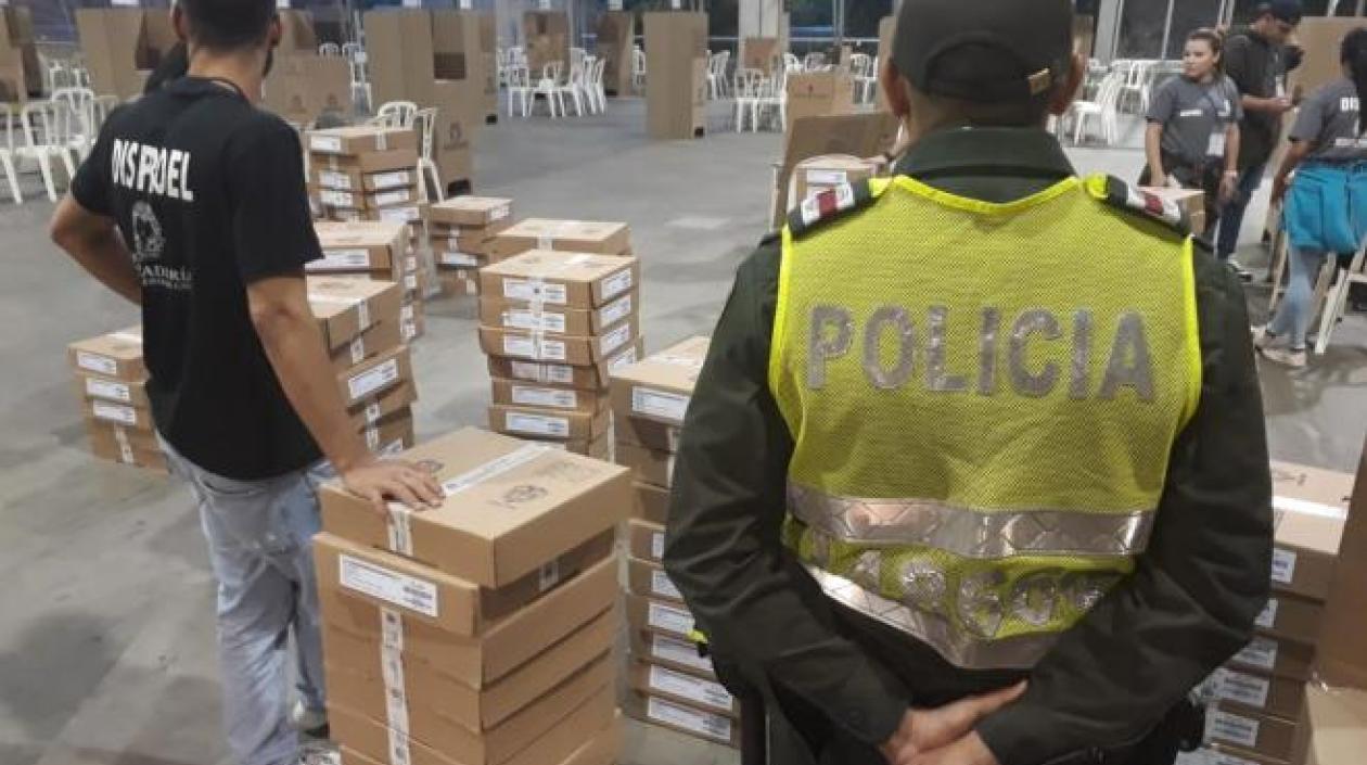 Policía en un puesto de votación. 