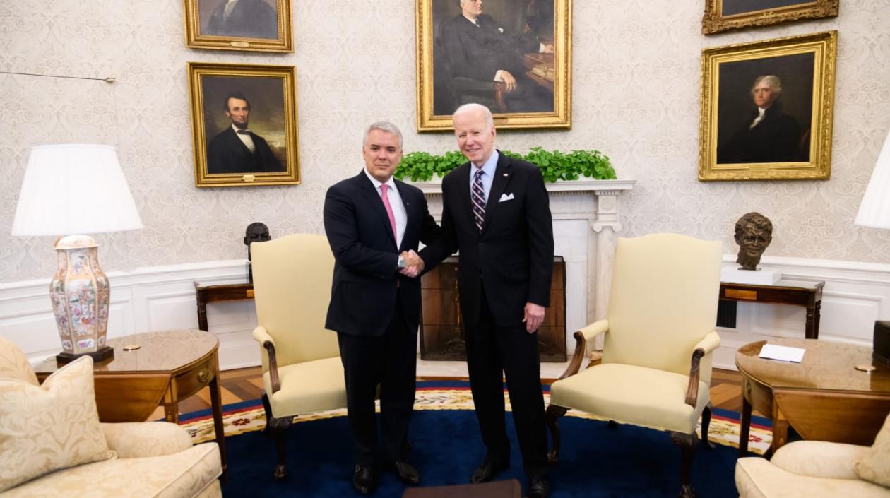 El Presidente Duque saluda al Presidente Biden en el Despacho Oval.