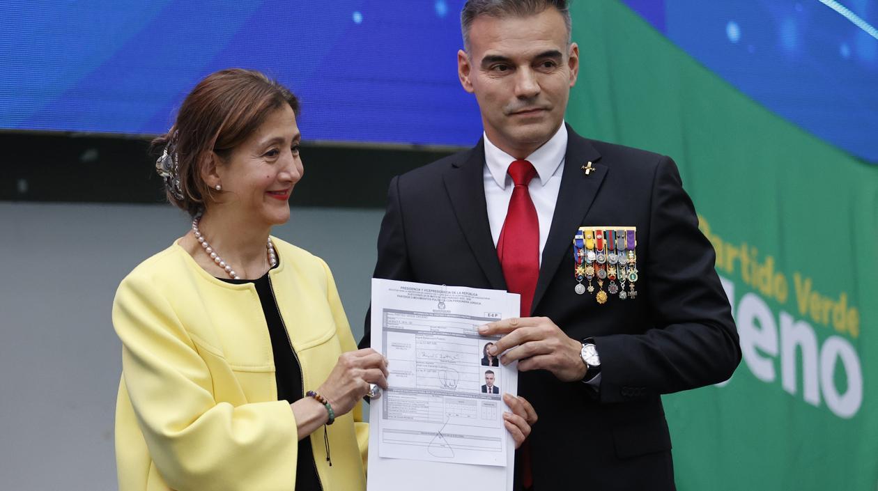 La candidata presidencial colombiana Íngrid Betancourt posa hoy junto a su fórmula vicepresidencial, el coronel José Luis Esparza (d).