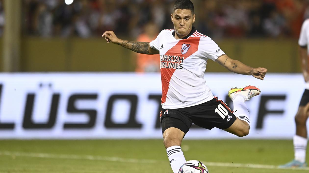 Juan Fernando Quintero patea el tiro penal. 