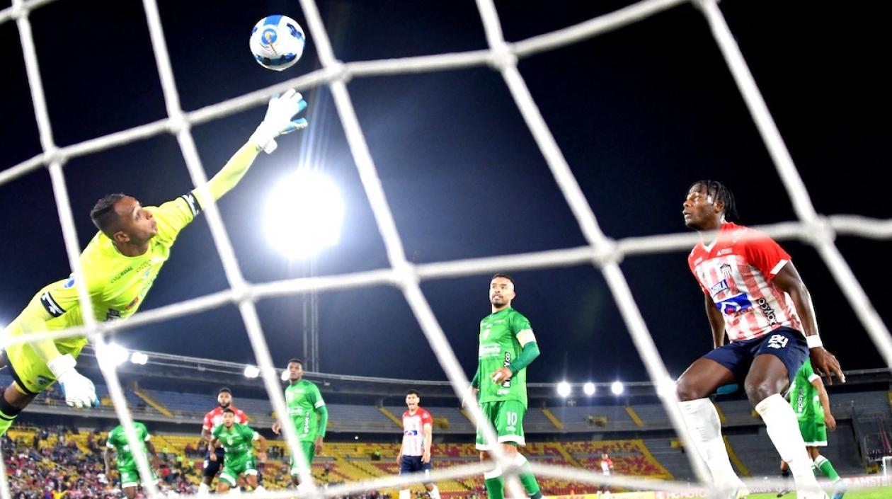 Espectacular atajada del arquero Sergio Román ante un cabezazo de Miguel Ángel Borja.
