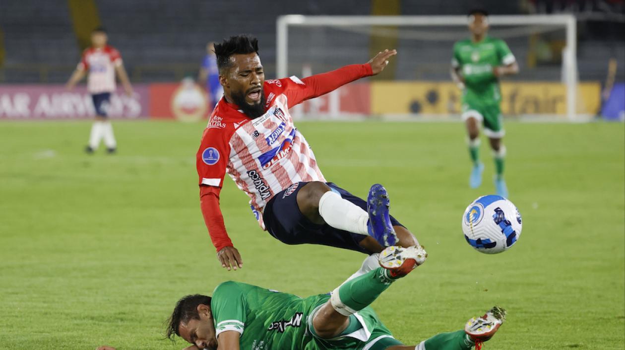 Acción del partido Junior vs La Equidad por Copa Sudamericana.