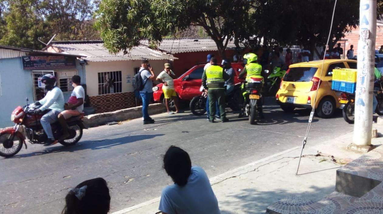 La Policía tras capturar al hombre luego de provocar el accidente. 