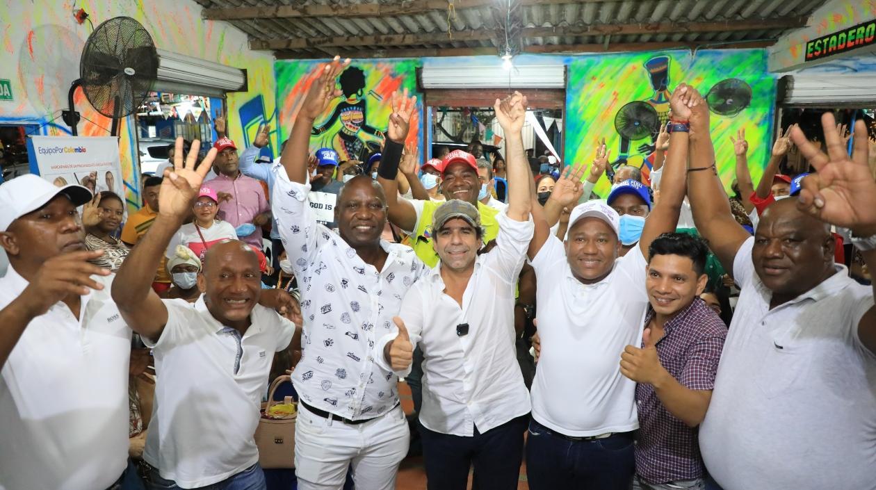 Alex Char reunido con sus seguidores.